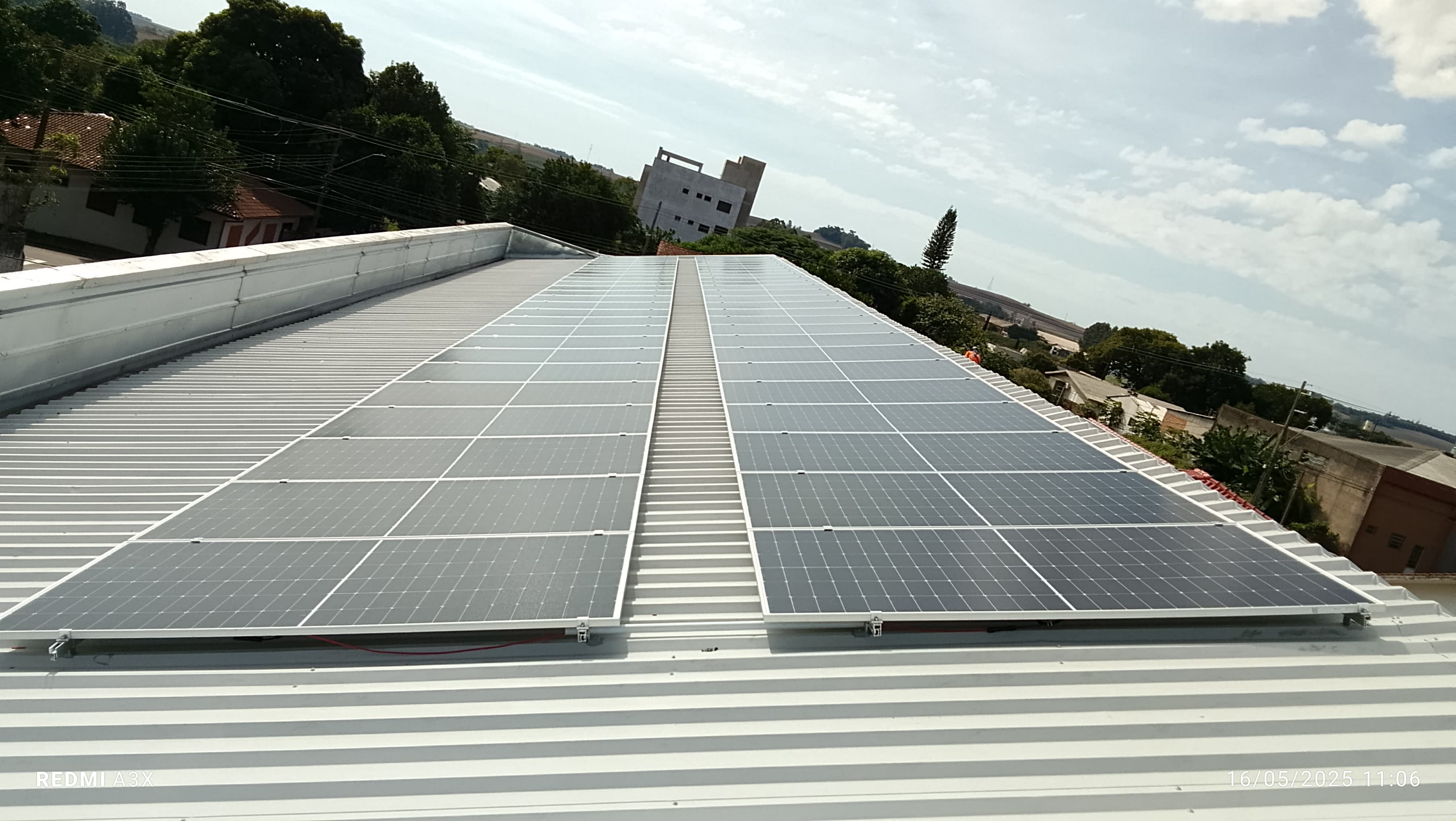 Família usando energia solar