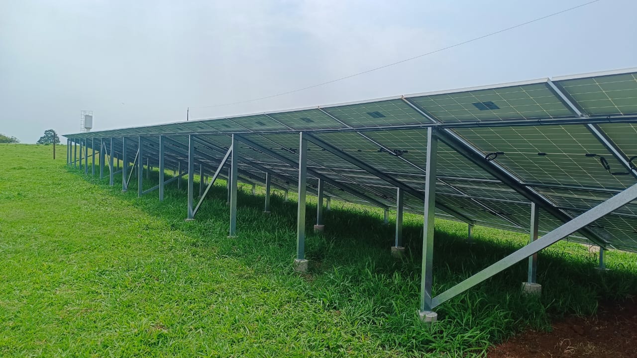 Painéis solares em telhado