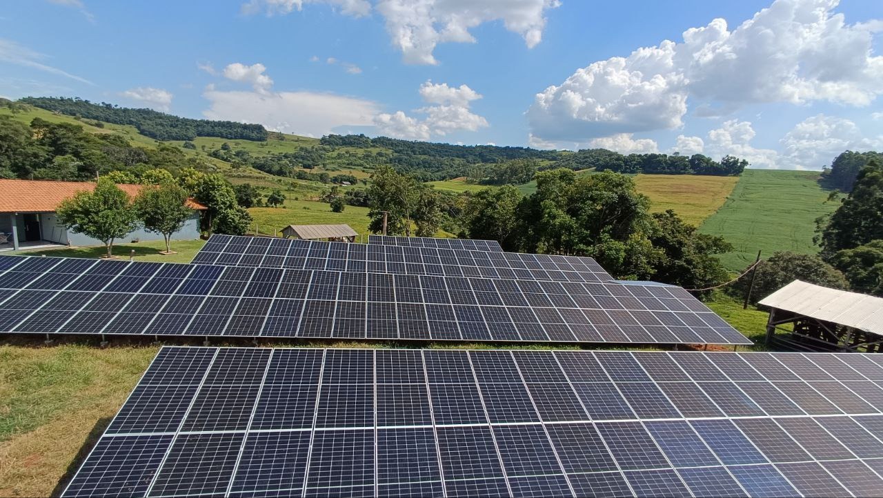 Família usando energia solar